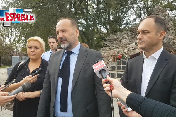 SRBIJA JE NEŽELJENI PASTORAK RUSIJE: Janković položio venac u Pionirskom parku!