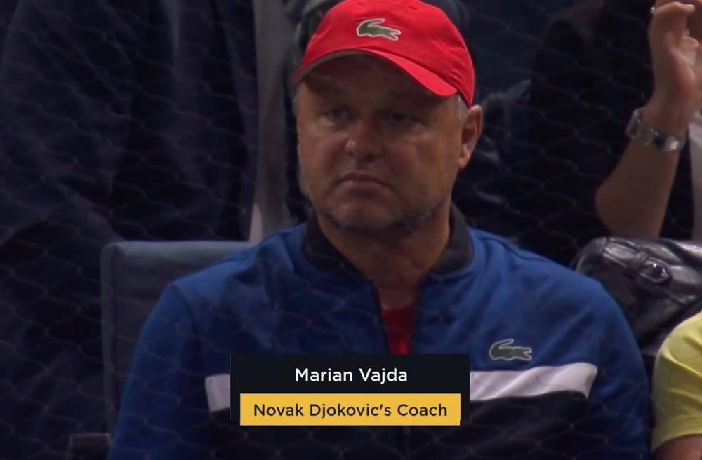 Vajda čeka početak meča  