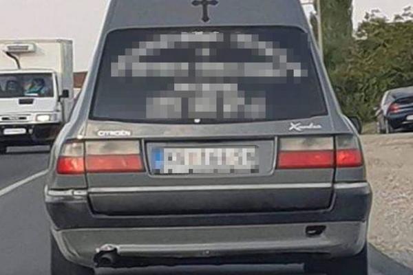 PROIZVODNJA I PRODAJA, ali čega? Natpis na POGREBNIM KOLIMA zbunio SRBIJU! (FOTO)