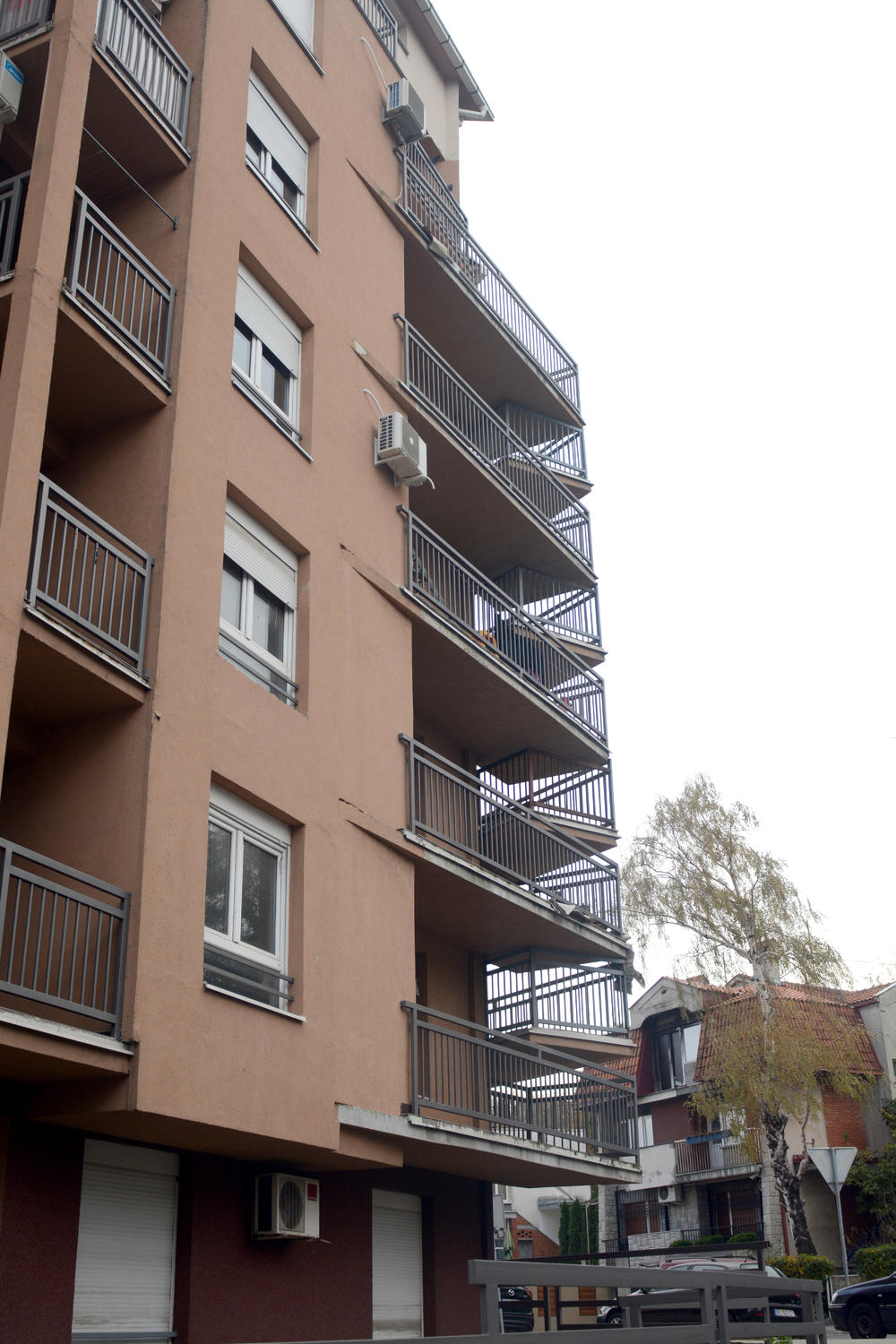 Mi smo slobodno ušetali u zgradu, u nameri da ćemo pronaći nekoga ko nam može dati više informacija  