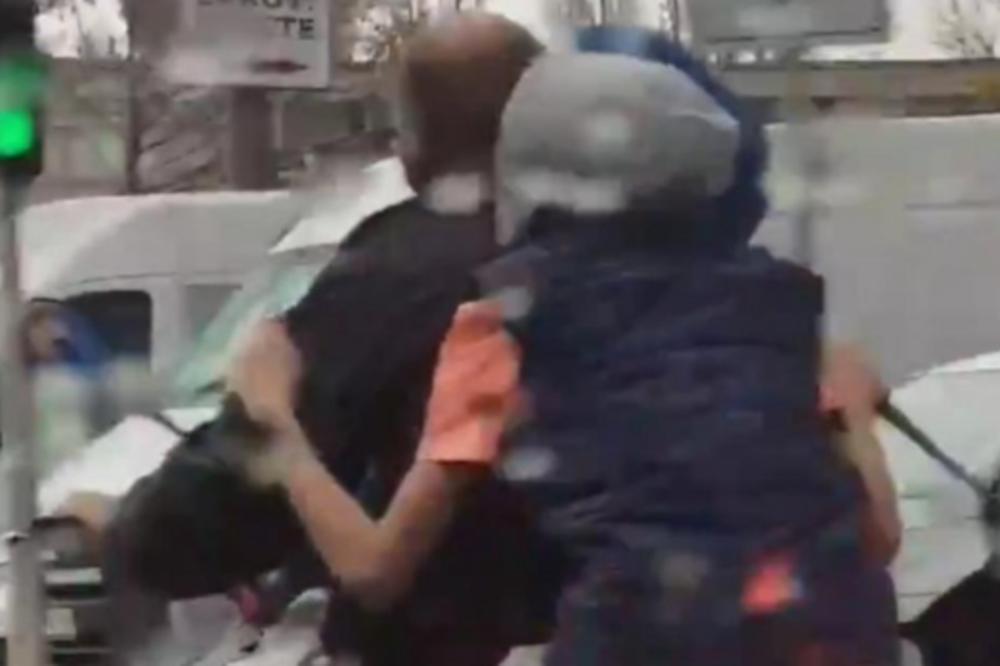 NA SKUTERU VOZI DVOJE MALOLETNE DECE - I TO BEZ KACIGA! Ovo samo Srbinu može da padne na pamet (VIDEO)