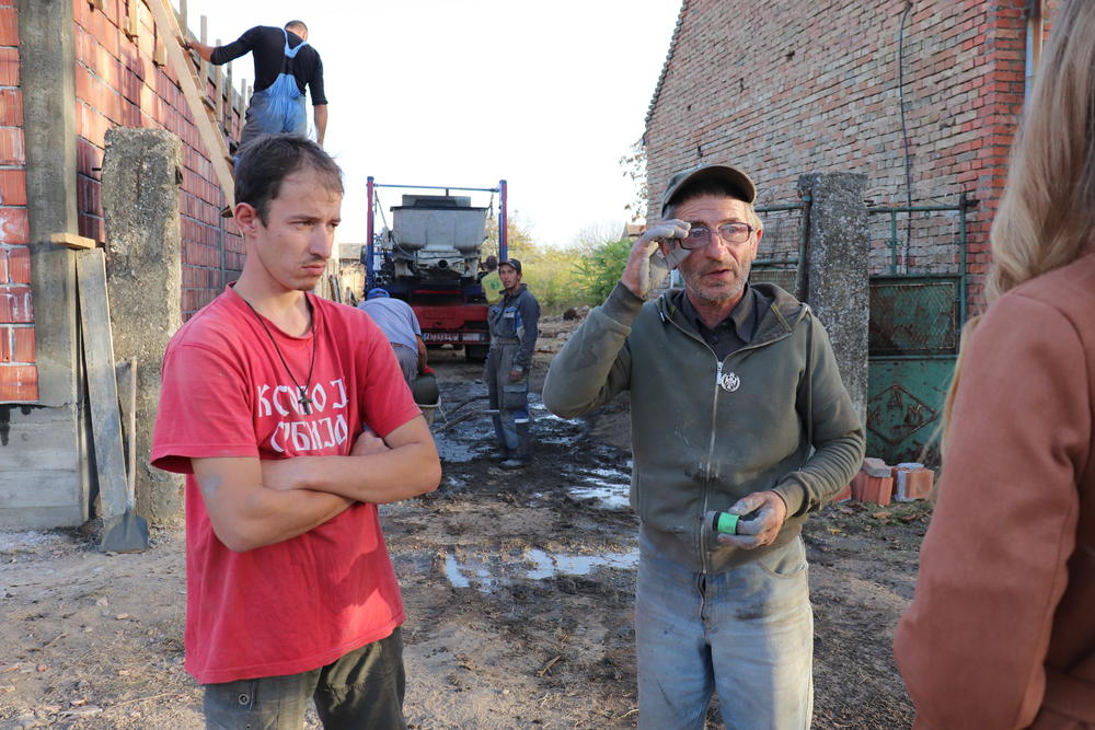 Otac i sin akrtivno rade na gradilištu u selu Dobrica  