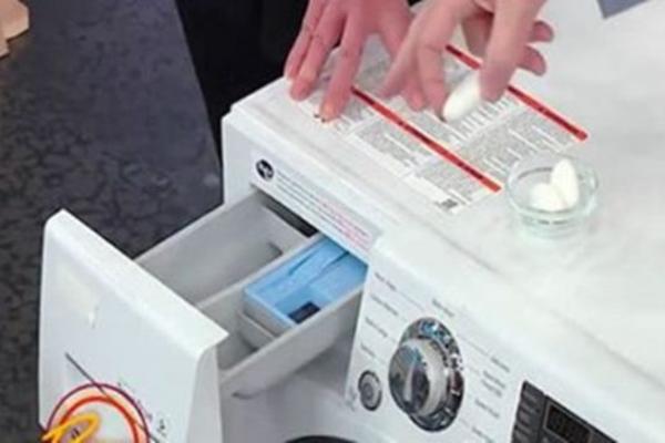 SJAJAN TRIK: Stavio je tableticu za pranje sudova u mašinu za veš i podesio visoku temperaturu! (VIDEO)