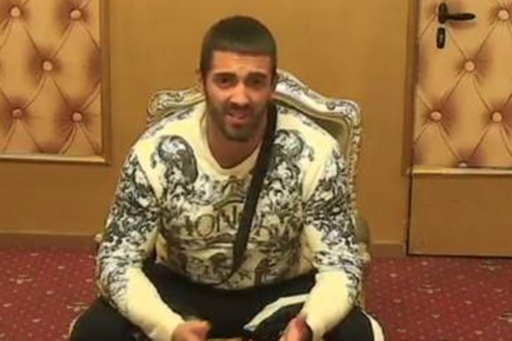 POTISKUJEM SVE I TRPIM U SEBI: Boža postao PSHIČKI LABILAN! (FOTO)