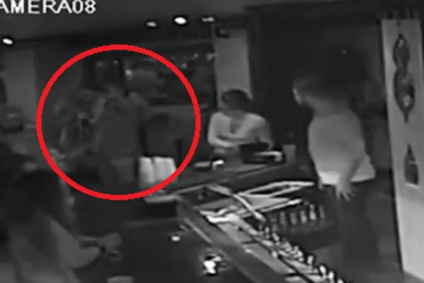 SA NJOM NEMA ŠALE! Žena nokautirala momka iz obezbeđenja, jer je mislila da ju je uhvatio za zadnjicu! (VIDEO)