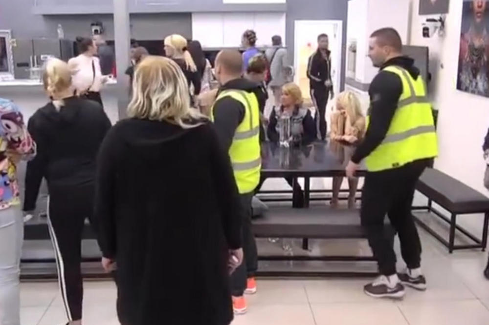 INCIDENT PROPRAĆEN URLICIMA! Olja Bajrami udarila PESNICOM Brendona u GLAVU