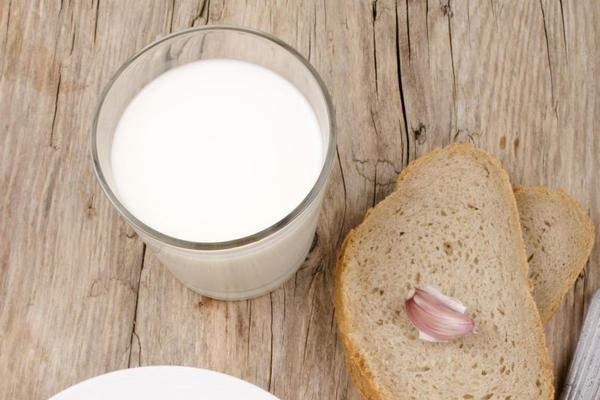 DA LI MLEKO I BELI LUK LEČE BOLESTI? Pogledajte ovo