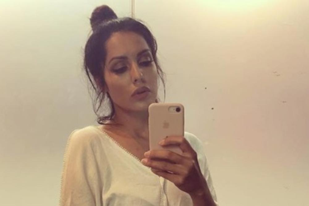 NAKON DRAME SA DECOM TANJA SAVIĆ USLIKANA USRED TRAVE! Pevačica sama, bosa i bez šminke! (FOTO)