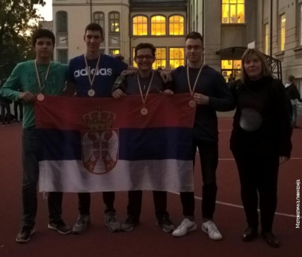 (s leva na desno) Jovan, Marko, Mladen, Lazar i profesorka Jelena na Olimpijadi u Rumuniji   