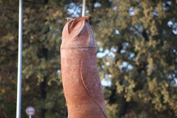 NOVI SPOMENIK U KIKINDI POSTAO HIT NA DRUŠTVENIM MREŽAMA: Na šta vam liči ova statua? (FOTO)