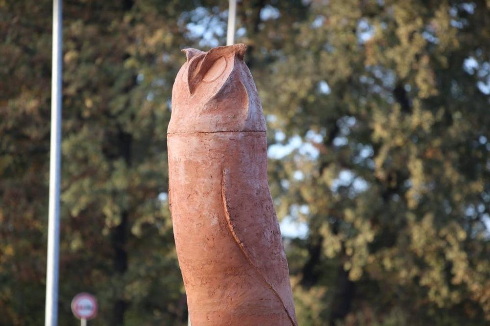 NOVI SPOMENIK U KIKINDI POSTAO HIT NA DRUŠTVENIM MREŽAMA: Na šta vam liči ova statua? (FOTO)