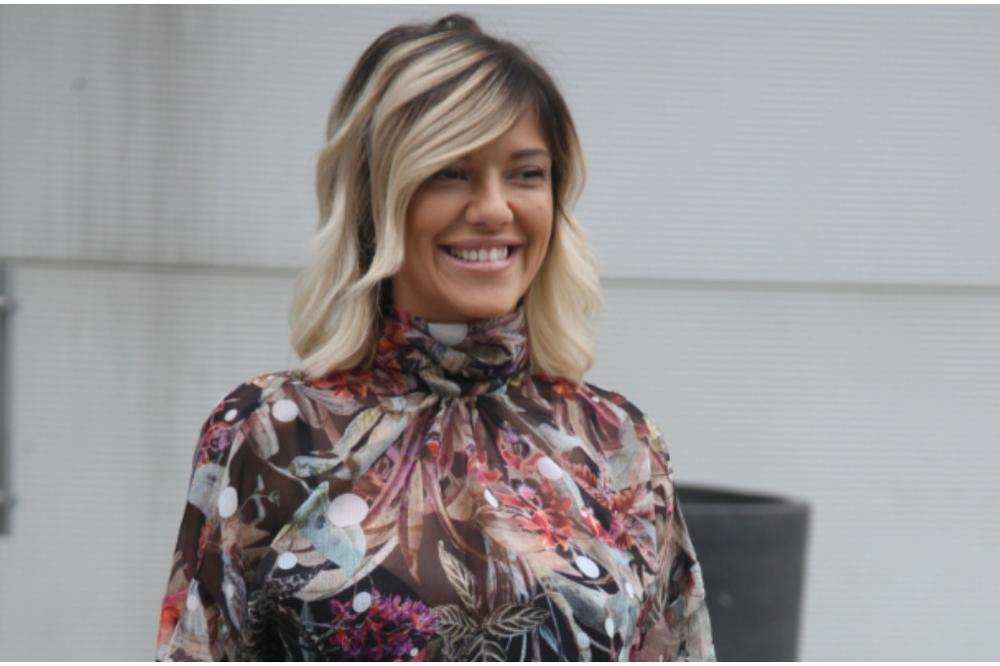 KIJA POKAZALA OŽILJAK NA DOJCI OD OPERACIJE! Ponosno prošetala duboki dekolte kako bi svi videli kroz šta je PROŠLA