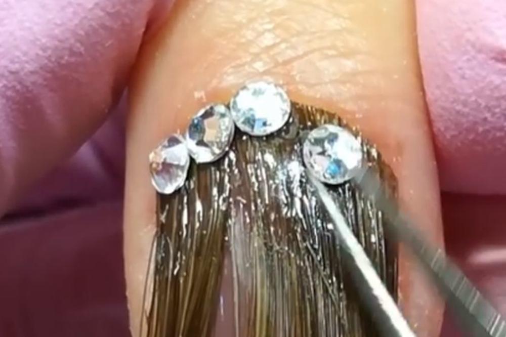 TAMAN KAD SMO MISLILI DA SMO SVE VIDELI, POJAVI SE OVAJ TREND: Da li su ovo NAJRUŽNIJI nokti na svetu? (VIDEO)