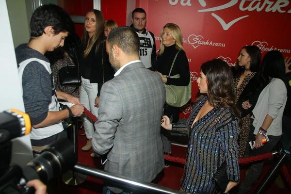 IAKO JE DARKO ŽIVOTNO UGROŽEN! Ana Sević SA DEČKOM otišla na koncert Maje Berović! (VIDEO)