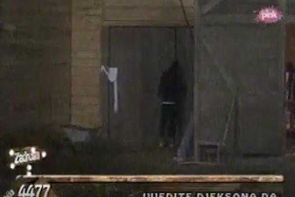 INCIDENT U ZADRUZI! Lazar pokušao da razvali kapiju, i to sve zbog NJE! (VIDEO)