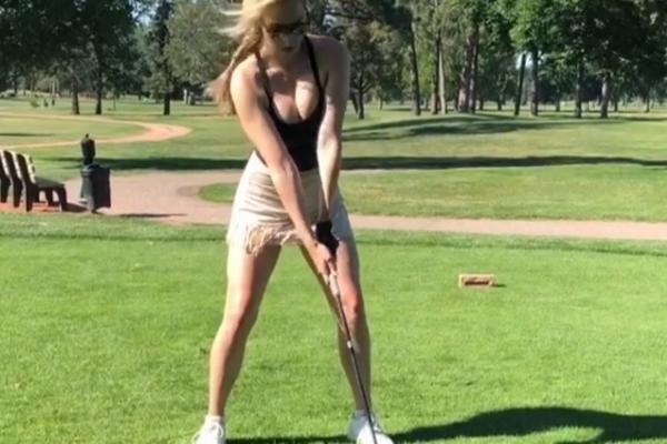 NE VOLITE GOLF? Zbog lepote njenog poprsja odmah će vam postati omiljeni sport!