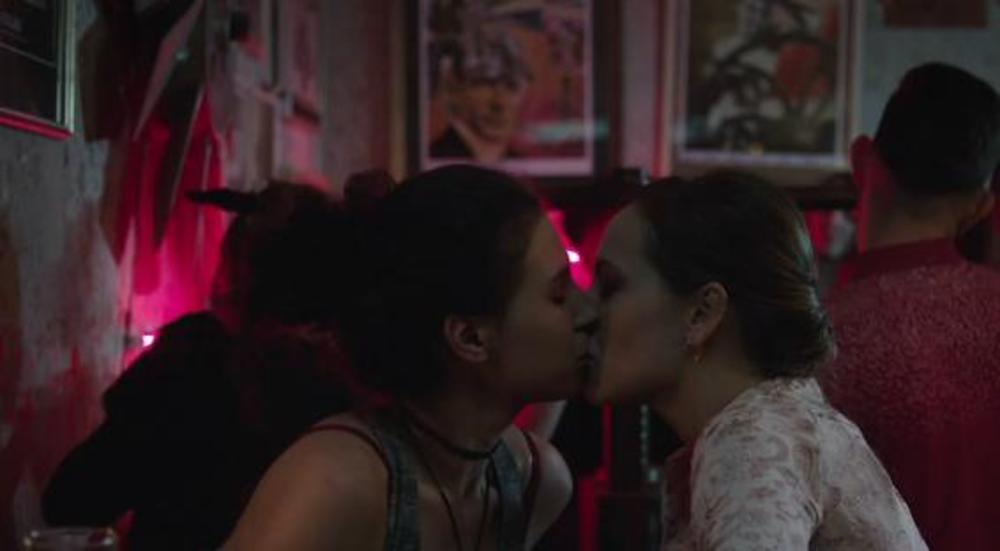 Lezbo scena u seriji Jutro će promeniti sve  