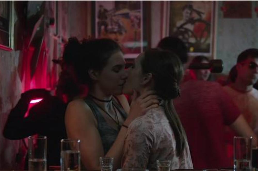 SRBIJA SE JOŠ NIJE OPORAVILA OD SCENA TROJKE, A SAD JE NA RED DOŠLA JEDNA LEZBO: Mlade glumice u strastvenoj akciji