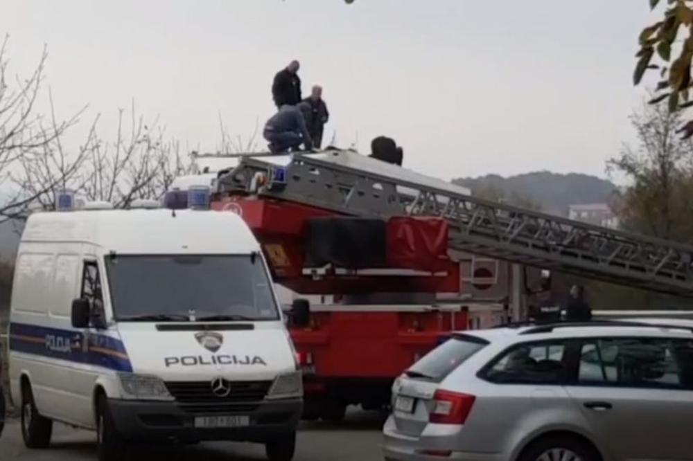 POLICAJCI OKRUŽILI ŠLEPER BEOGRADSKIH TABLICA USRED ZAGREBA: Vatrogasci seku krov i izvlače VREĆE (VIDEO)