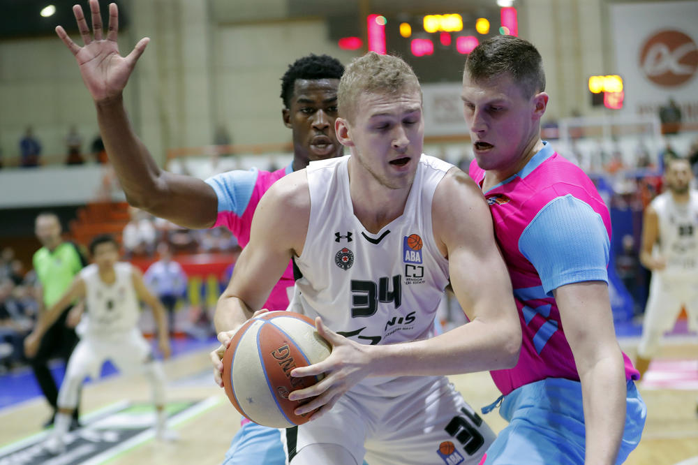 TRINKIJERI MU DAO KRILA: Lendejl bacio Grobare u trans, niko mu nije rekao da konstrukciju ne sme da ponese kući!