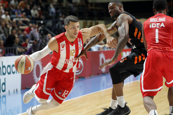 TOMIĆ POSLE PORAZA DRŽAO IGRAČE POLA SATA U SVLAČIONICI: Beron želi da uči iz neuspeha!