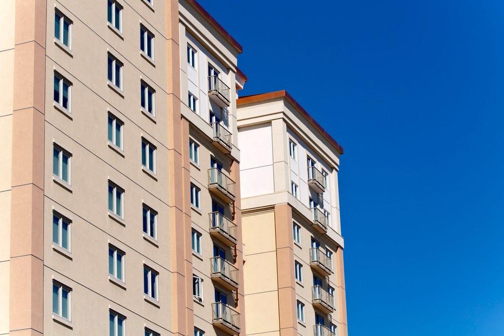 OVAKO GENIJALAN VIC NISTE SKORO ČULI: Nose Mujo i Haso zamrzivač na 10. sprat zgrade...