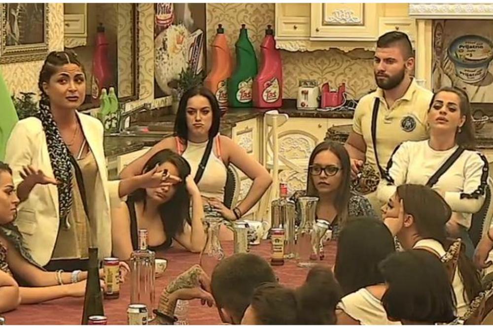 POPELA SE NA KROV VILE I KRENULA DA BEŽI: Emisija prekinuta! Drama u vili Parova!