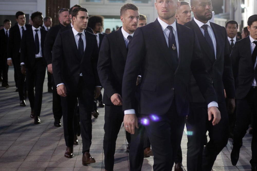 POTRESNE SCENE NA TAJLANDA: Fudbaleri Lestera došli da odaju počast tragično nastradalom predsedniku kluba!