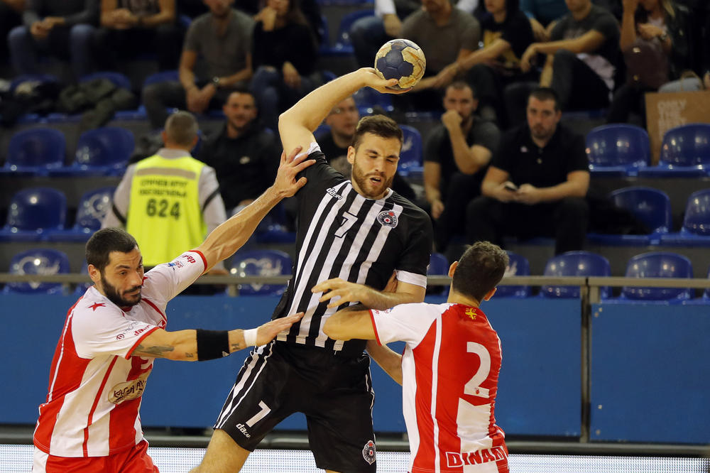 OVAKAV RUKOMET SE TRAŽI: Ludnica u "Šumicama", Partizan golom u poslednjoj sekundi derbija pobedio Crvenu zvezdu!