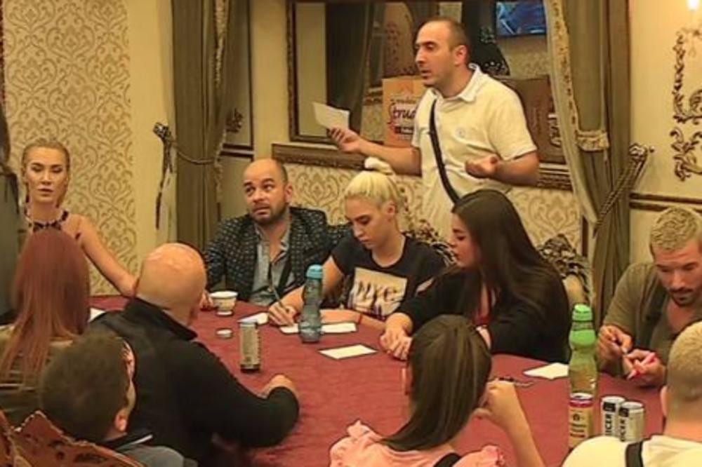 PRAVIŠ BUDALU OD SEBE, TI SI DVORSKA LUDA: Voljenka POBESNELA pa ODBRUSILA Conji! (FOTO)