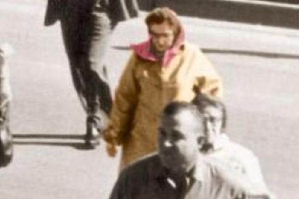 KO JE BABUŠKA S FOTOAPARATOM? Misterija o ženi koja JEDINA nije bežala kada je KENEDI UBIJEN (VIDEO)