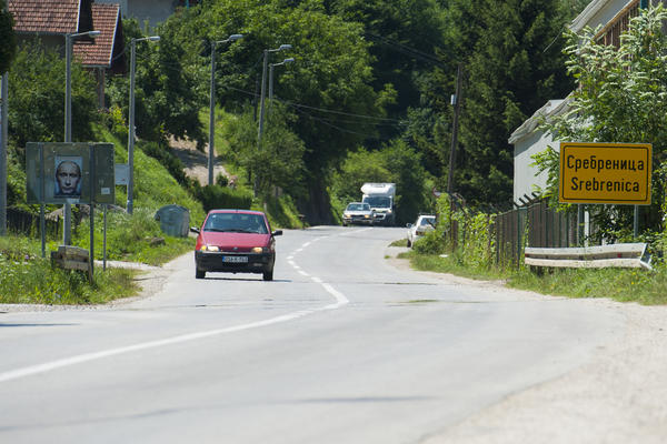 VANDALIZAM U SREBRENICI: Pocepan plakat sa likom Aleksandra Vučića