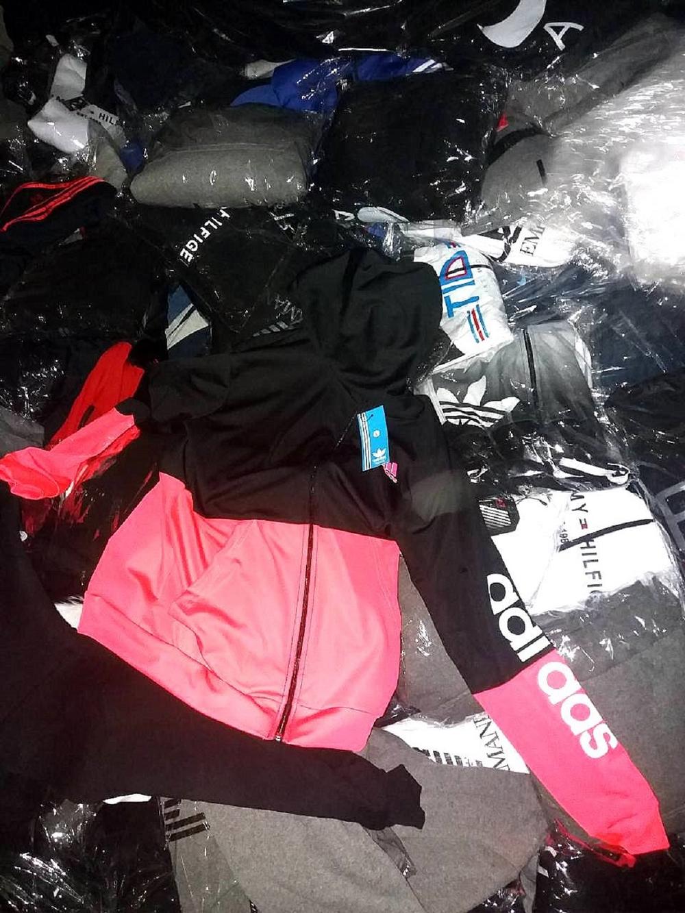 Carinici otkrili autobus prepun sumnjive firmirane garderobe   