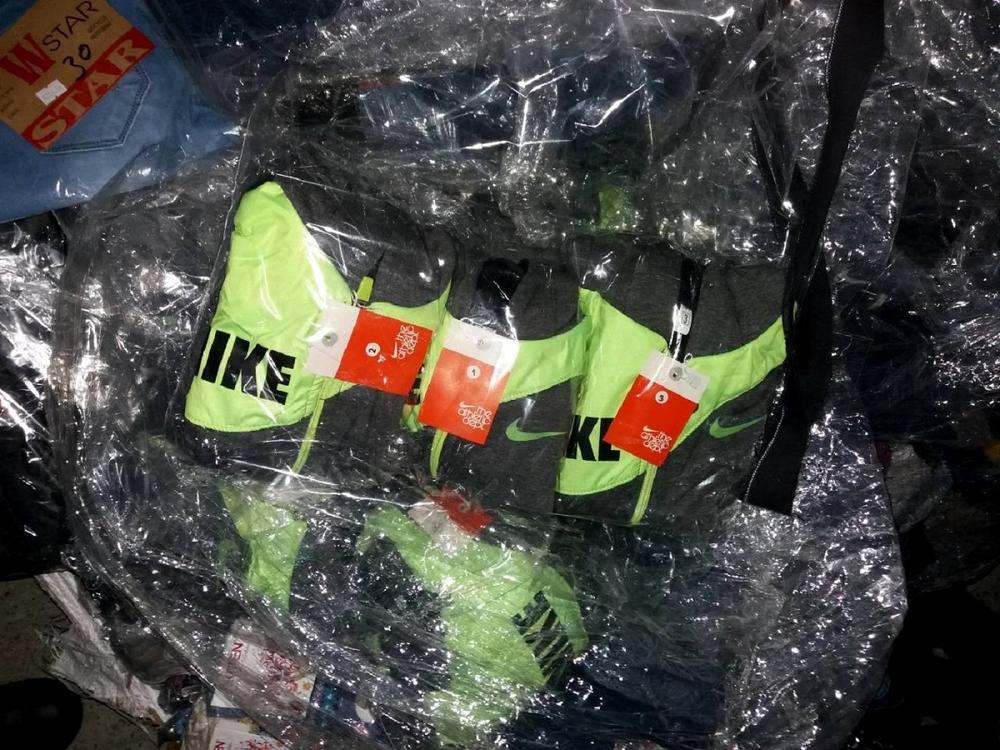 Carinici otkrili autobus prepun sumnjive firmirane garderobe  