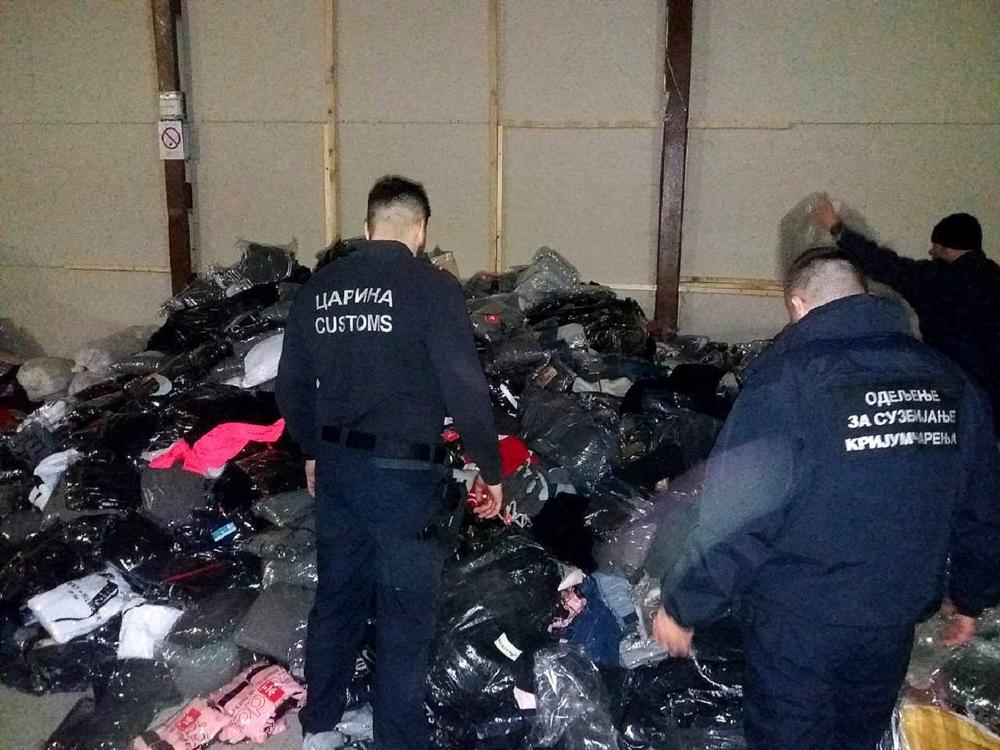 Carinici otkrili autobus prepun sumnjive firmirane garderobe  