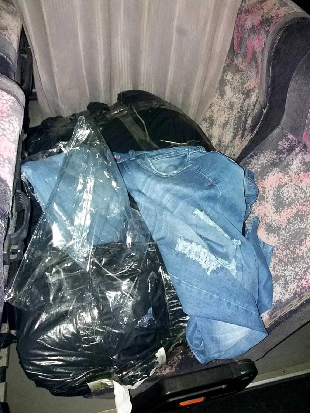 Carinici otkrili autobus prepun sumnjive firmirane garderobe  