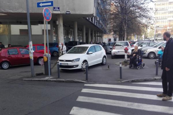 BEZOBRAZLUK BEZ PREMCA! Parkirao je auto ispred rampe za osobe u kolicima, SVI SE PITAJU IMA LI BAHATOSTI KRAJA