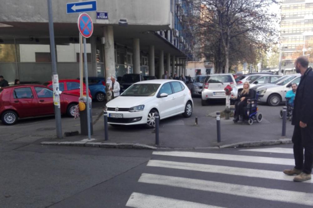 BEZOBRAZLUK BEZ PREMCA! Parkirao je auto ispred rampe za osobe u kolicima, SVI SE PITAJU IMA LI BAHATOSTI KRAJA