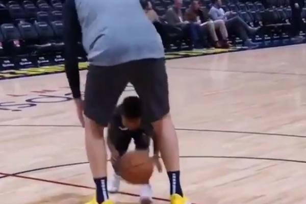 ČIKA NIKOLA, OBUCITE SUKNJICU! Sin Ajzee Tomasa brukao Jokića na treningu Denvera!