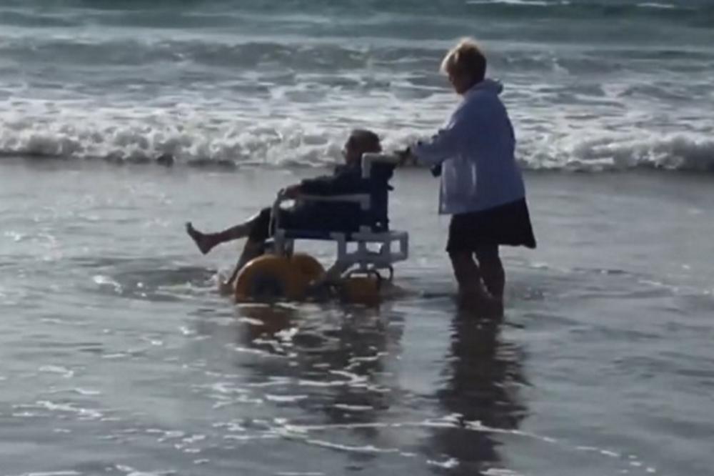 ŽENA SA 90 GODINA PRVI PUT VIDELA MORE: Njena reakcija će da vas rasplače!