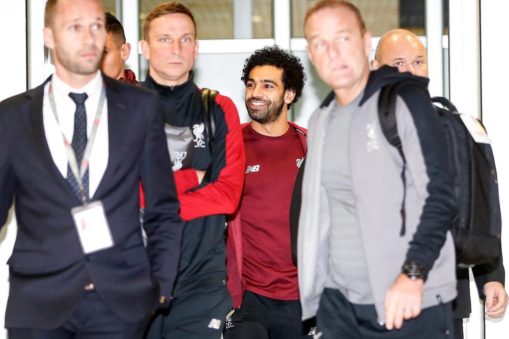 SALAH SIJA OD SREĆE: Fudbaleri Liverpula stigli u Beograd, navijači Redsa okupirali aerodrom!