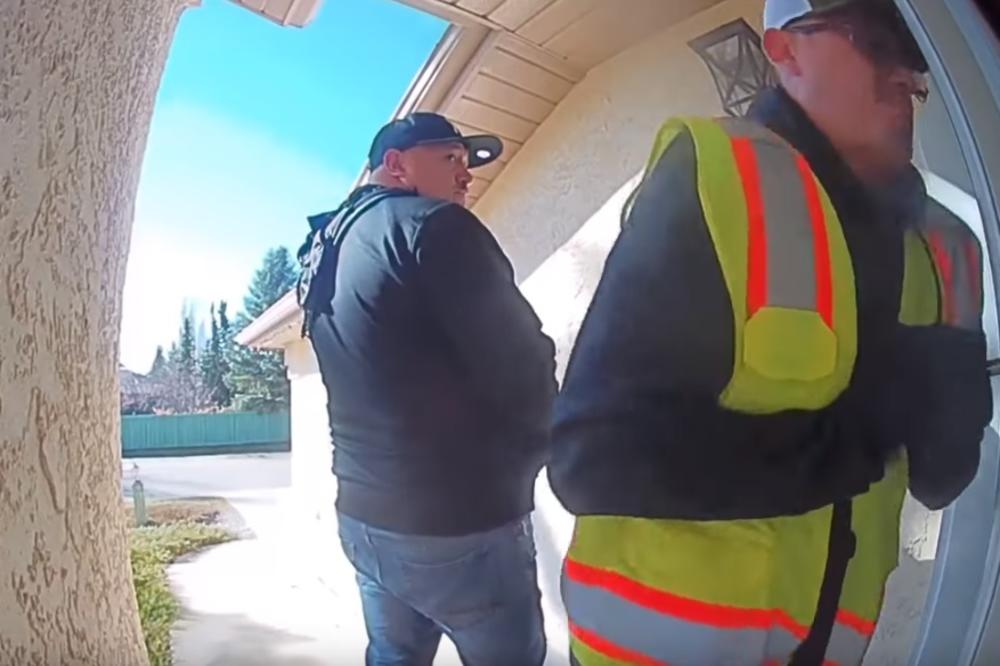 LOPOVI POBEGLI GLAVOM BEZ OBZIRA: Kada je vlasnik kuće počeo da viče na njih, prepali su se i NESTALI ! (VIDEO)