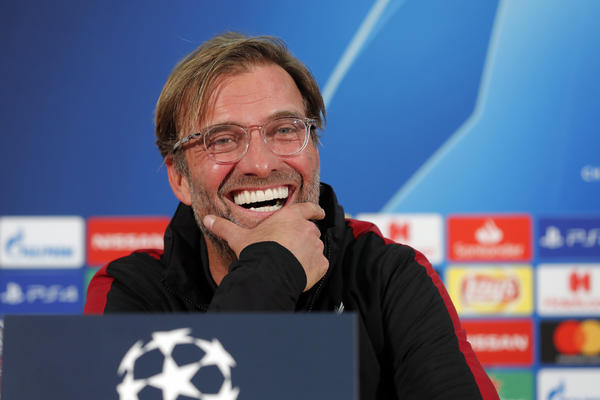 DRUŽE, KO SI TI DA SE PODSMEVAŠ KLOPU? Radnik obezbeđenja odvratnim gestom pokazao nepoštovanje prema srpskom bratu