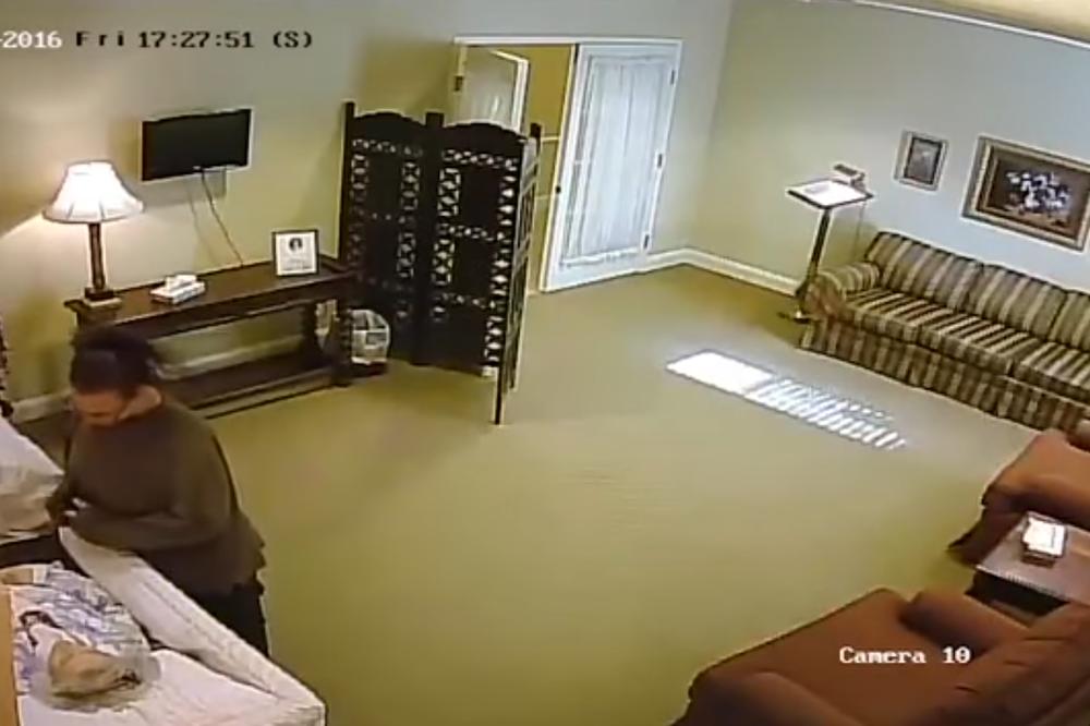 PRIŠLA JE KOVČEGU U KOM LEŽI PREMINULA ŽENA: Kamera je zabeležila scenu koja će vas ŠOKIRATI! (FOTO)