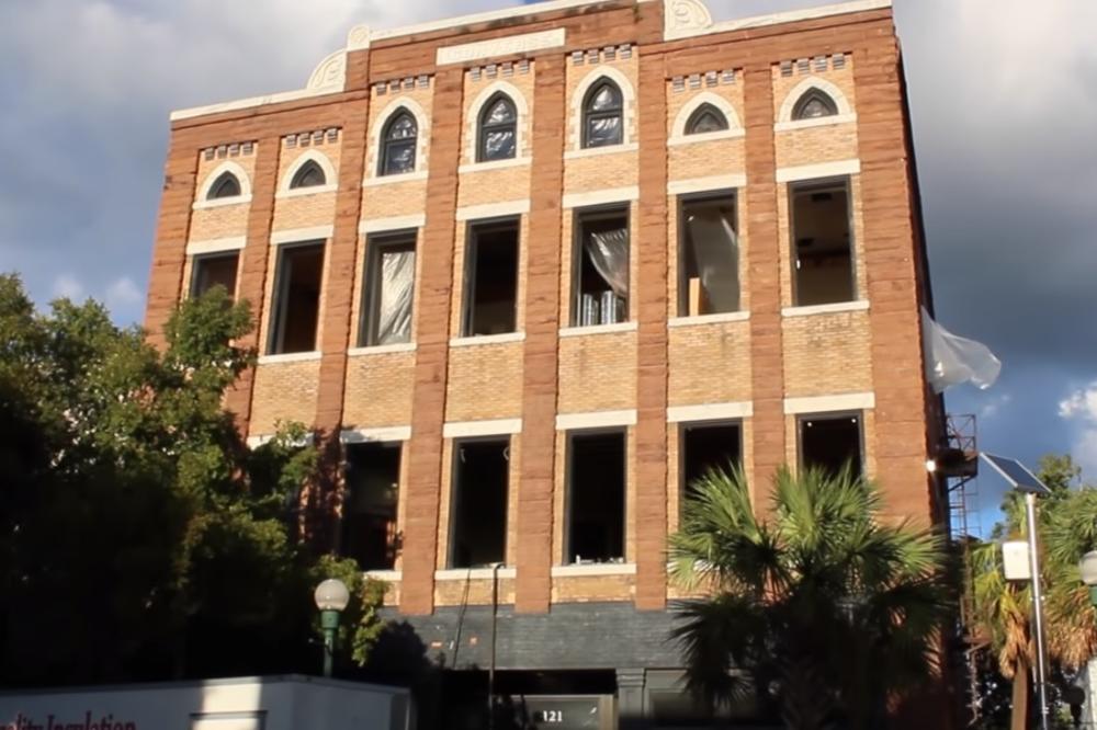 RADNICI SRUŠILI ZID ZGRADE I ZAPANJILI SE: Nisu mogli da veruju kakav UŽAS vide!  (FOTO)