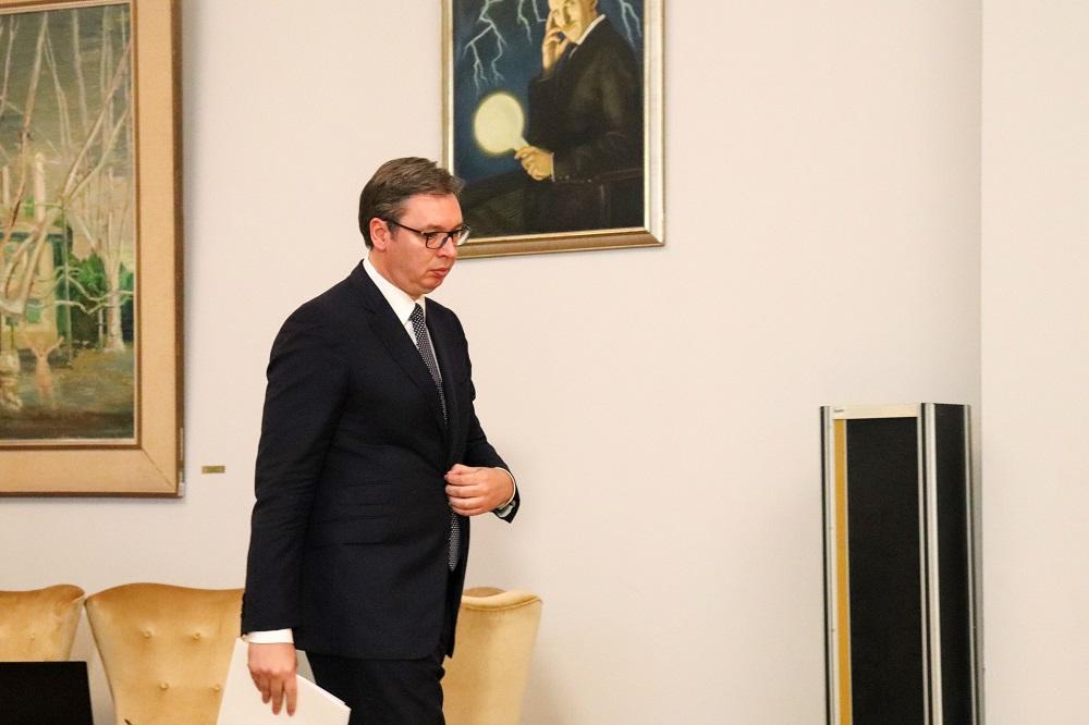 NEĆEMO DA BUDEMO UVREĐENA MLADA, OVI KOJI SE JUNAČE NE SMEJU DA PISNU U AMBASADAMA! Vučić o zastavi Kosova u Parizu