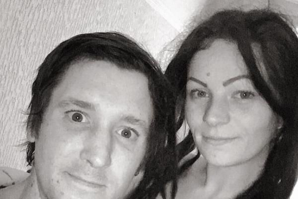 ZAGRLILI SU SE, PA ZAJEDNO SKOČILI POD VOZ: Nakon smrti, otkrivena je TRAGIČNA PRIČA ovog para!