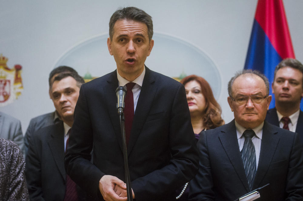 SAŠA RADULOVIĆ JE OPASAN PREVARANT I ŠIBICAR! Lidera DJB svi napustili, izgubio poslanički klub u Skupštini!