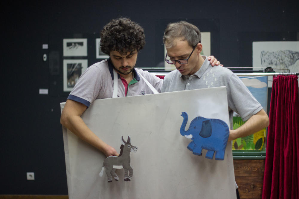 TVRDOGLAVO SLONČE: Prva predstava putujućeg pozorišta Vesela tipčurina