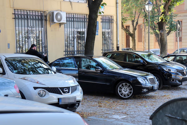 U IME OCA I SINA I MERCEDESA, DA DA BOG! Vladike SPC provozale BESNE MAKINE pred Sabor, a mi smo sve snimili (FOTO)